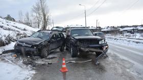 Сотрудники ГИБДД устанавливают обстоятельства ДТП, в результате которого пострадал несовершеннолетний пассажир