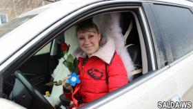 Полицейские поздравили женщин-водителей с наступающим 8 марта