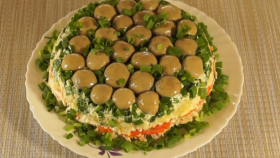Салат Грибная поляна с шампиньонами и отварной курицей. Видео рецепт