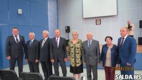 Награждения чередовались песнями и танцами