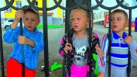 Куда Дети сбежали от Хелпика Хелпик остался дома один для детей Рома и Хелпик