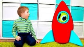 Хелпик собрал ракету игрушку и полетел на луну Для детей kids children