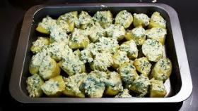 Просто выкладываем картошку на противень, смазываем заливкой и получаем вкуснейший гарнир
