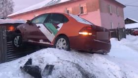 Сотрудники ГИБДД выясняют обстоятельства по факту ДТП на улице Розы Люксембург города Верхняя Салда
