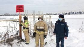 Выходить и выезжать на лёд салдинских водоёмов ещё рано