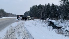 Автоинспекторы выясняют обстоятельства дорожно-транспортного происшествия с тремя пострадавшими на трассе Екатеринбург-Тюмень