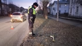 Госавтоинспекция города Серова устанавливает все обстоятельства дорожно-транспортного происшествия с участием несовершеннолетнего