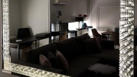 Спальня с зеркалом на стене