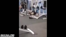 Странный парень в тренажерном зале.