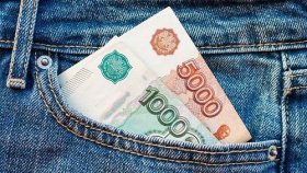 Родители назвали оптимальный возраст ребенка для получения карманных денег