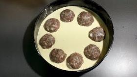 Просто топим тефтели в тесте и получаем безумно вкусный и нежный мясной пирог