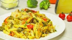 Макароны с овощами и куриной грудкой. Итальянская кухня.