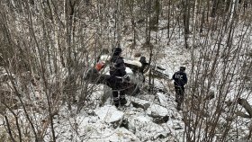 В Верхнепышминском районе в результате съезда автомобиля в кювет и опрокидывания в овраг пострадали водитель и его несовершеннолетняя дочь