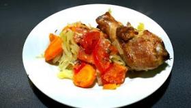 Простой ужин в одной посуде. Сочная курица на овощной подушке