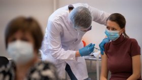 Данные Минздрава о вакцинации вызывают сомнения у инфекционистов
