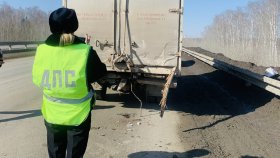 Госавтоинспекция устанавливает обстоятельства травмирования четырех человек в результате столкновения микроавтобуса и грузовика в Белоярском районе