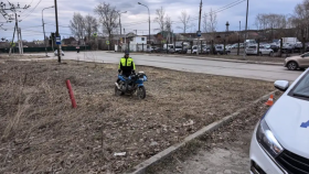 Автоинспекторы проводят проверку по факту ДТП с участием несовершеннолетнего байкера, не подчинившегося законному требованию об остановке
