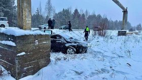 В Североуральске автоинспекторы устанавливают обстоятельства ДТП с участием начинающего водителя, наехавшего на опору газопровода