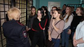 Салдинские полицейские провели для студентов колледжа экскурсию в отдел полиции, а затем встретились в товарищеском матче по футболу