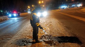 Сотрудники Госавтоинспекции устанавливают обстоятельства столкновения двух автомобилей, в результате которого травмирован непристегнутый ребенок - пассажир, вылетевший из салона