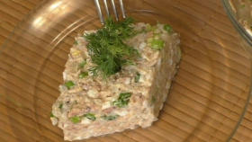 Салат из консервы рыбной с яйцом и рисом. Простой видео рецепт