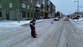 Автоинспекторы устанавливают обстоятельства ДТП в Полевском, где пострадал подросток, перебегавший дорогу вне перехода