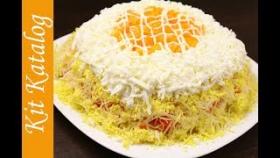 САЛАТ С СЕМГОЙ МАНДАРИНАМИ И МАРИНОВАННЫМИ ОГУРЧИКАМИ