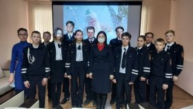 Сотрудники Белгородского линейного отдела организовали для кадетов экскурсию в деловую библиотеку