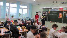 Сотрудники полиции поздравили детей и их родителей с началом нового учебного года и провели профилактические беседы среди учащихся школ