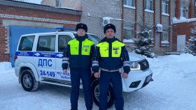 Свердловская полиция помогла водителю большегруза, оказавшемуся в сложной ситуации в сильный мороз