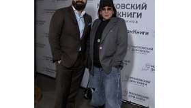 Александр Аронов представил книгу «Антирейдер» о защите бизнеса от кибератак в МДК на Арбате