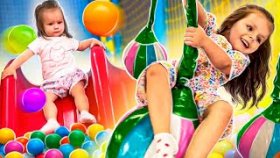 Сара и Амилия на батуте! Игровая площадка, сухой бассейн и сражение с грозной акулой!