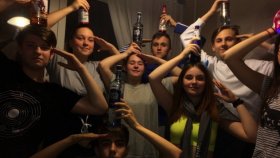 Позорные роли в элитных тусовках.