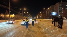 Сотрудники Госавтоинспекции устанавливают обстоятельства ДТП в Нижнем Тагиле, где переход проезжей части на красный сигнал светофора привёл к наезду на пешехода