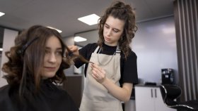 Как правильно использовать уплотняющий спрей для волос для максимального эффекта