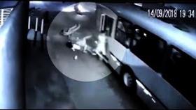 В Бразилии пассажиры на ходу выпрыгивают из автобуса