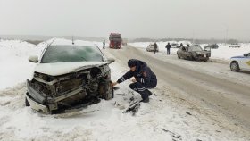 Госавтоинспекция Свердловской области установила предварительные обстоятельства массового дорожно-транспортного происшествия, в результате которого погиб пассажир