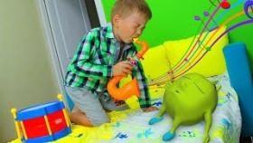 Рома играет на музыкальных инструментах и будит Хелпика play with musical instruments toys for kids