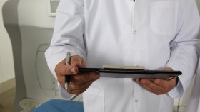 Эксперты выяснили, каких врачей россияне ищут месяцами