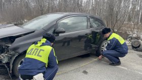 Выезд на встречную полосу привел к столкновению и госпитализации участников дорожного движения в Полевском