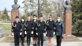 Белгородские транспортные полицейские возложили цветы к памятникам на городской Аллее Славы