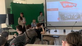 В формате живого разговора выстроили экскурсию для учеников 444 физико-математической школы профессионалы ПМСОФТ