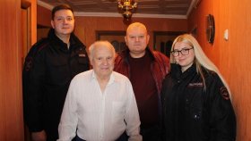 В канун профессионального праздника транспортные полицейские Белгорода навестили ветеранов и членов семей погибших сотрудников