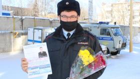 Участковые уполномоченные Верхней Салды поздравили девушек и женщин с Международным женским днём