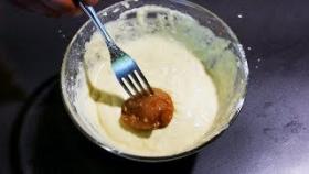 Просто окунаем куриное филе в кляре и получаем сочнейшую курочку