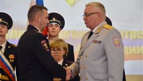 Начальник ГУ МВД России по Свердловской области генерал-лейтенант Александр Мешков наградил медалью за безупречную службу начальника салдинской полиции