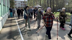 Постояльцы Тамбовского дома престарелых занялись скандинавской ходьбой