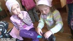 Детский сад. Ребенок. Дети собираются на прогулку.