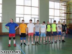 Салдинские инспекторы ГИБДД сыграли в волейбол со студентами