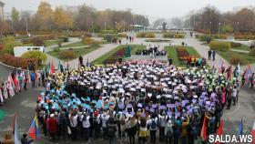 Ромашка из 2000 уральских студентов раскрылась на площади перед УрФУ